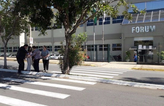 201753_FOTO - Vereadora pede estudos sobre faixa de travessia elevada em frente ao Fórum